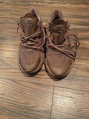 Adidas OZWEEGO Shoes Size 7.5   women Brown Sneakers